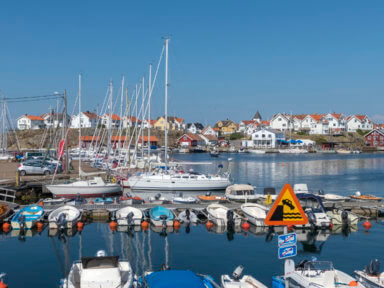Hamnen i en liten by på Sveriges västkust